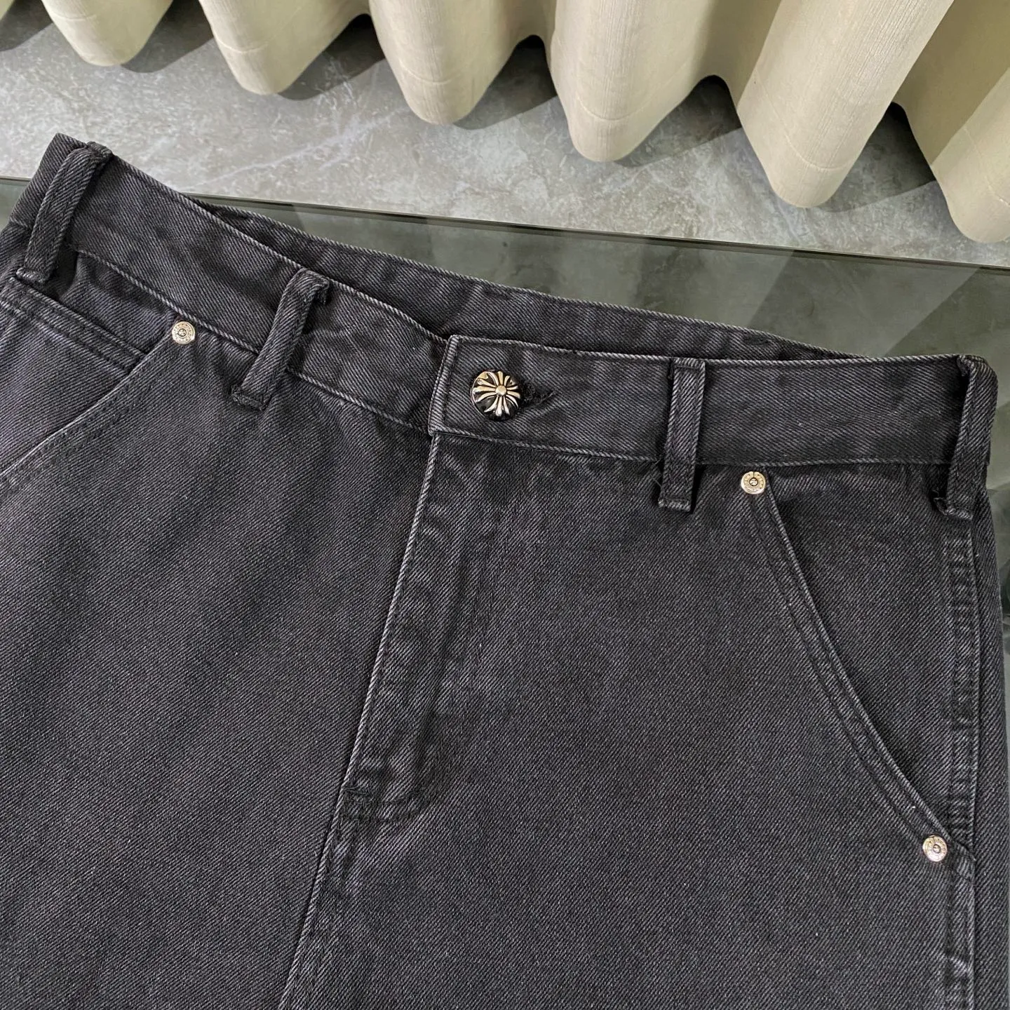 P270 Chrome hearts Chrome hearts Miami limited edition star black work jeans logging pants Chrome hearts city limited jeans Hardware customization Original development vintage levis American-made 501 black and gray base version Levi's American-made 501 base version Imported sheepskin 925 silver jewelry remake [Top heavy industry fashion design] Consistently high-street luxury style. Speaking of this style, the Zangyin family and GU family are definitely the leading representative brands. Especially the Zangyin family has really achieved a state-of-the-art effect in creating high-street style. The unique washed material is used to create this style. The color system is already quite eye-catching. After it is decorated with patchwork cross flowers, it cleverly highlights the charm of the brand. Secondly, this style uses classic The high-waist cutting design highlights the long legs and fashionable temperament of the upper body. The brand is highly recognizable and the slim fit configuration is more suitable for daily wear. It is a product that interprets personality, fashion, and specifications at a glance. This single product is enough to make any fan excited. It can be a white T-shirt for a youthful college style, or a tight suspender for a royal style. It has strong matching ability and can be easily controlled by men.  [Materials and craftsmanship] Needless to say, this point goes without saying. As an excellent craftsman brand, Zangyin’s requirements for details and craftsmanship are really perfect. The washed color of this model has gone through so many processes, not to mention the embellishment of denim appliques. It is also purely hand-made and sewn. Just like what they believe in, only hand-made things have soul and have the meaning of wear. A top-notch heavy-duty fashionable denim item, I look forward to your perfect interpretation! ! Color: black Size: 30-36